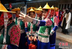 （新春走基层）福建惠安：近千惠安女巡游庆元宵